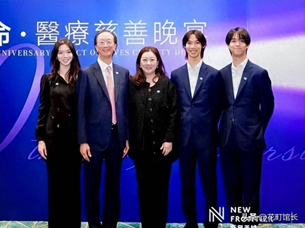 一向低调的伏明霞，近日一家五口罕见同框。三个子女已经长大，梁锦松虽然已经74岁，