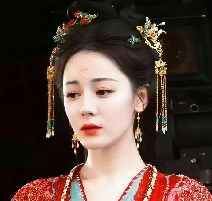 迪丽热巴陈飞宇慕胥辞婚服路透
迪丽热巴、陈飞宇《慕胥辞》婚服路透 红衣贺思慕好美