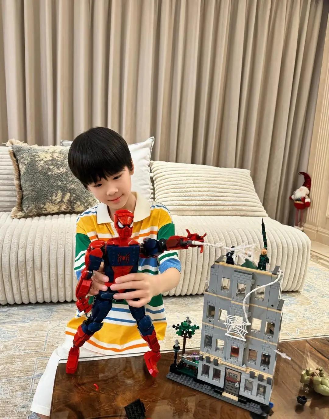 43岁黄圣依和小儿子在家中拼蜘蛛侠玩具，母子俩配合默契的眼神真的太迷人了，他们看