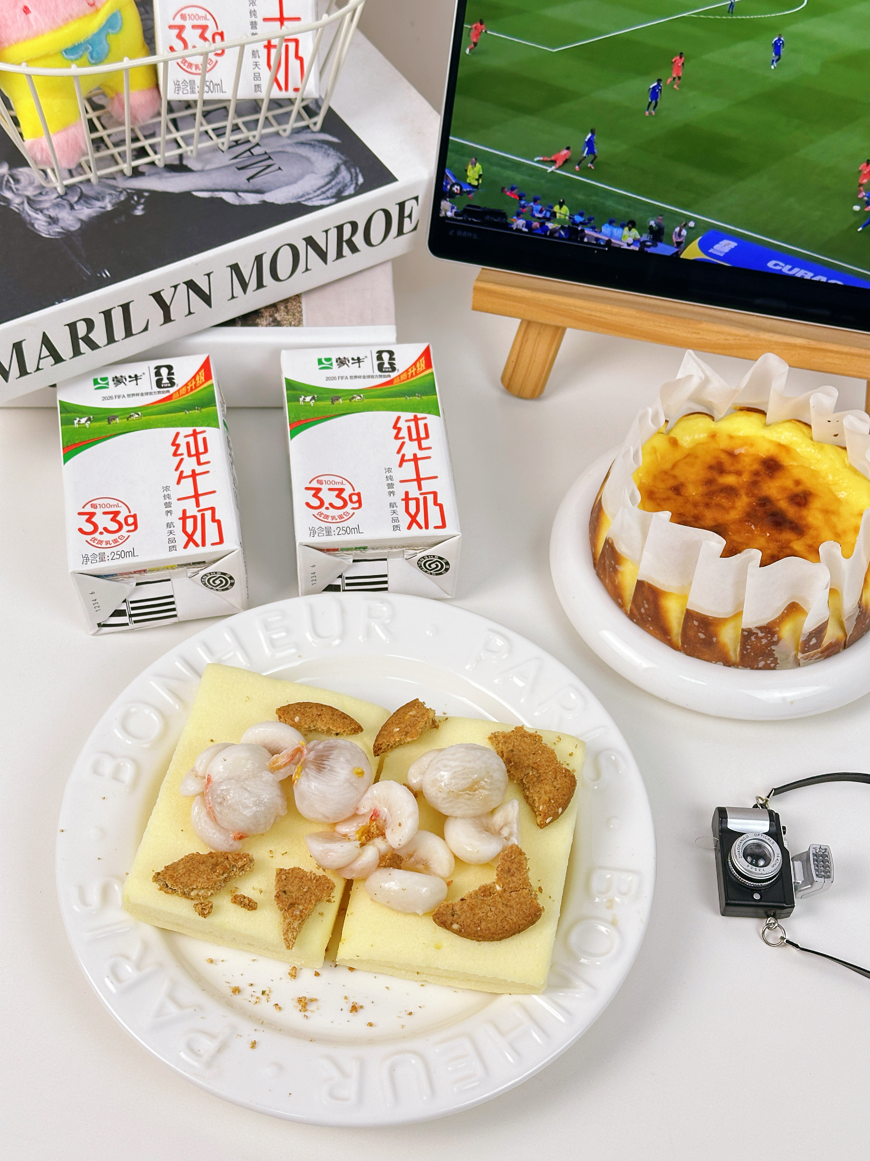 世界杯上的黄昏荣光与少年星光18岁的亚马尔登场世界杯，虽脸上还带着点稚气，眼神里