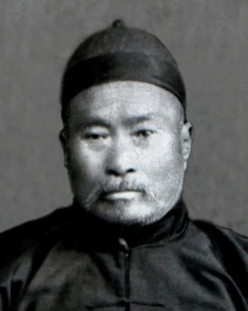 1885 年，尚云祥行经京师护城河一带，见一位拳师在河畔演练拳法，心生切磋之意，