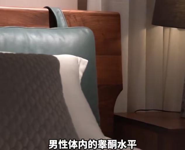 有个小伙子跟女友夜里准备亲密，却发现私处不能人道，二人都很沮丧，小伙子更是大受打