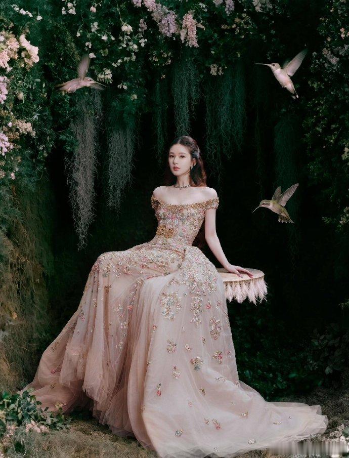 艺人回应买高定不容易穿点好衣服 芭莎晚宴后台，赵露思疑似回应相关话题一句“不容易