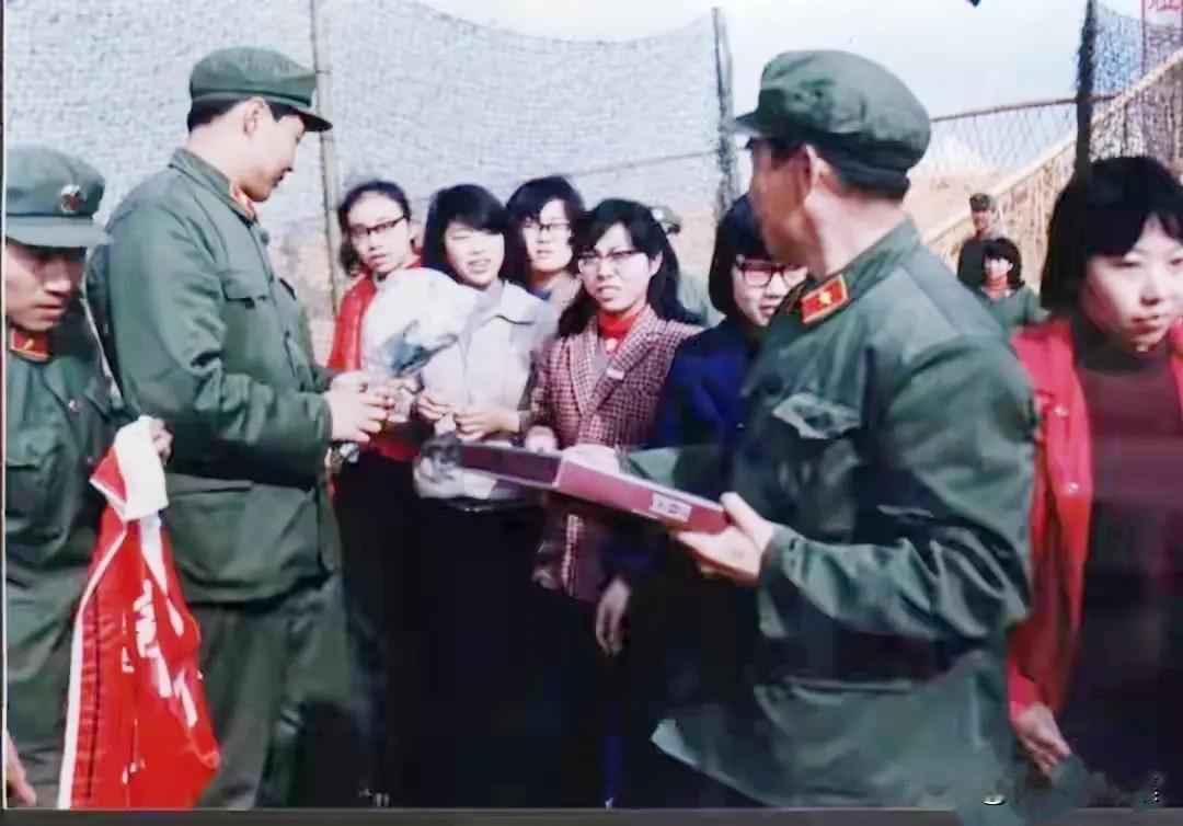 1985年老山防御作战期间，597团团长陈惟杨（左二）和597团政委亓树杰（右二