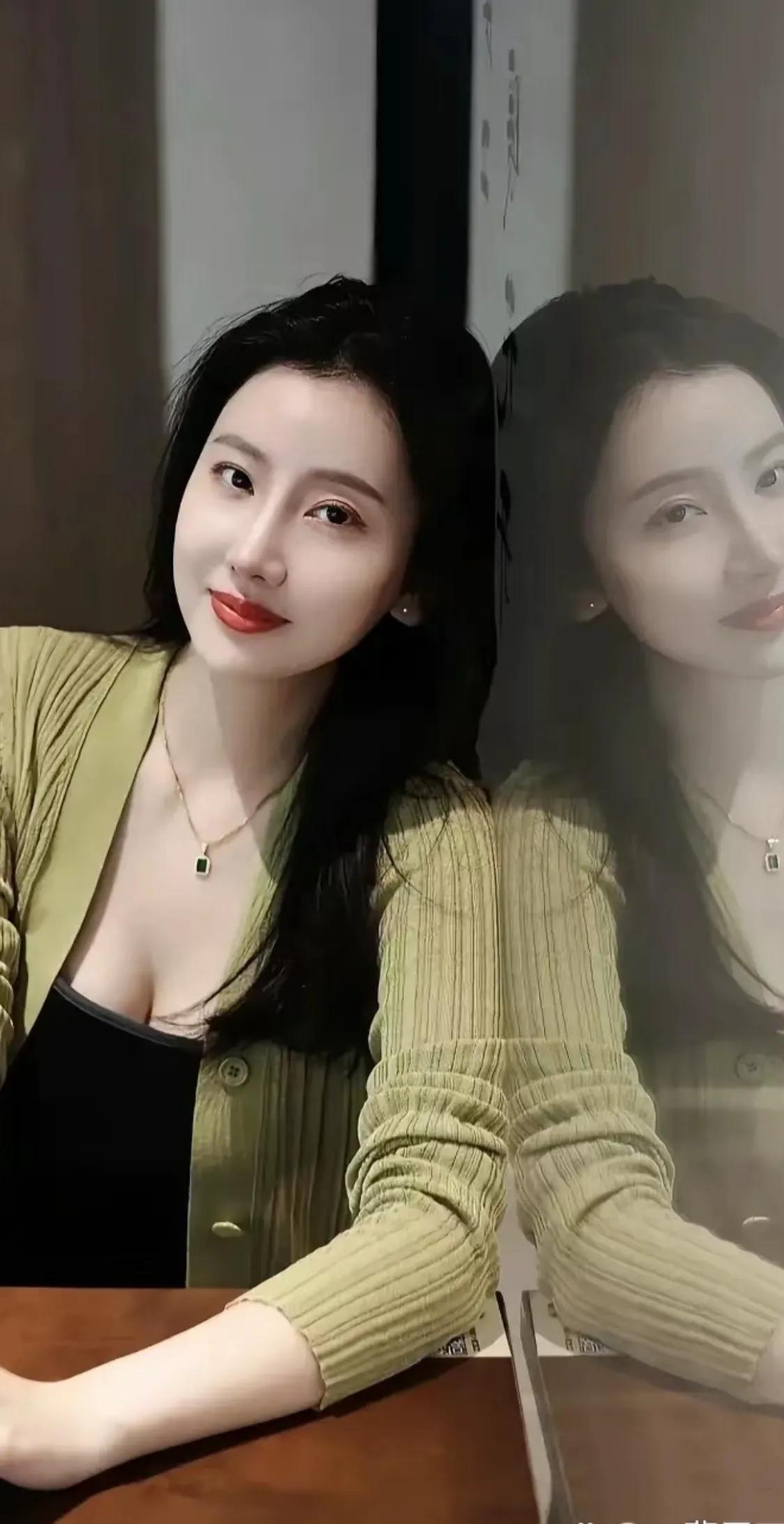 一男生同学聚会上对暗恋多年的女生说：阔别多年，今日相见，敬你一杯酒吧。女生笑着说