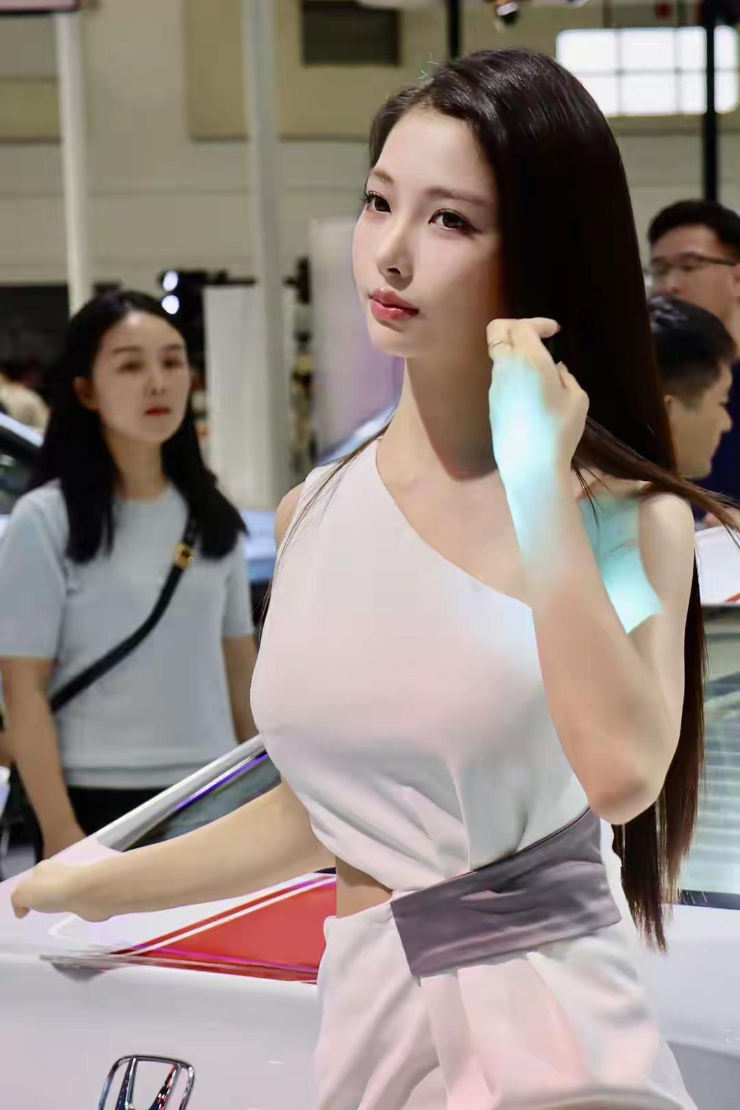 高颜颜美女车模 小夏车模