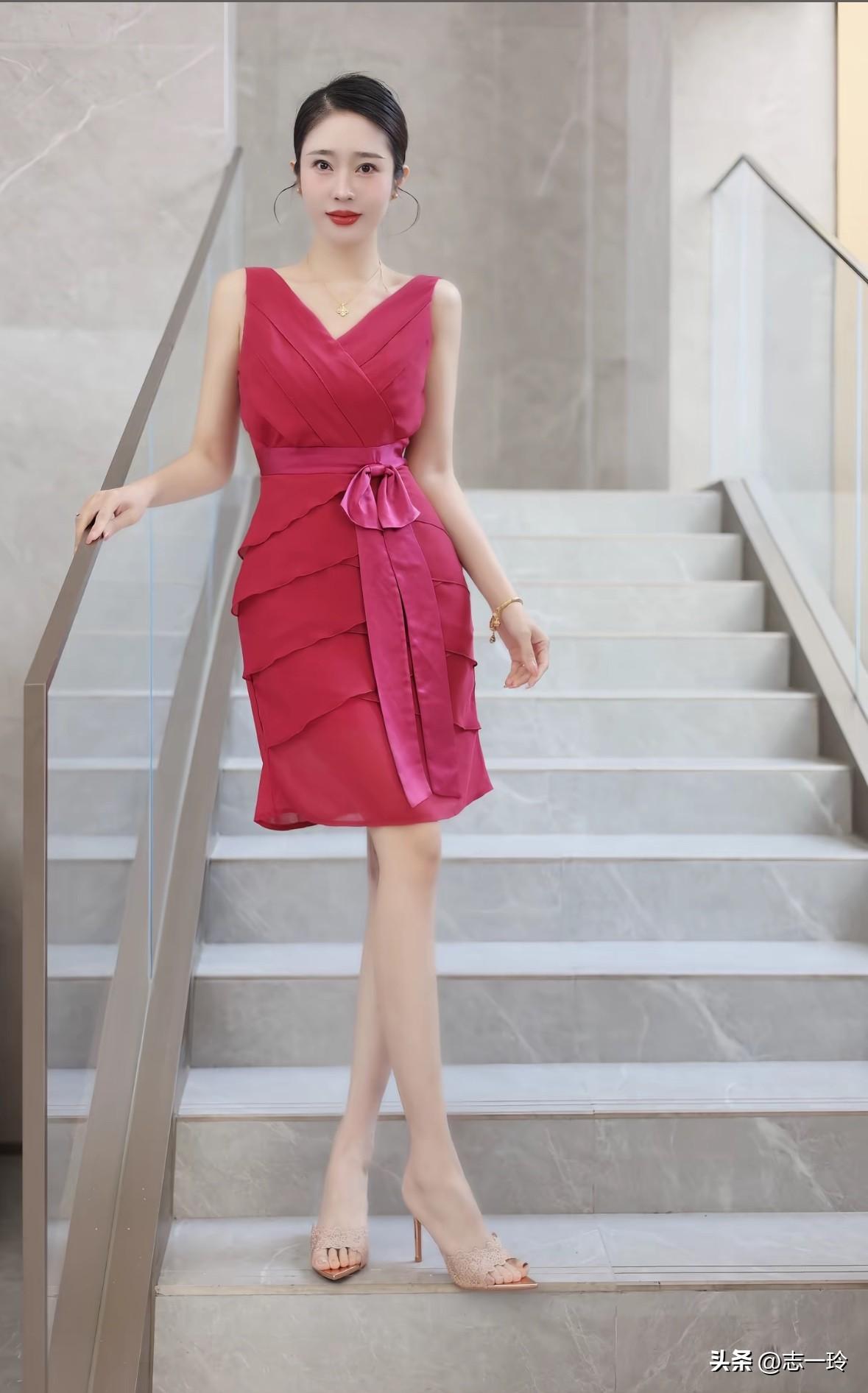 优雅红裙，楼梯上的迷人一瞥