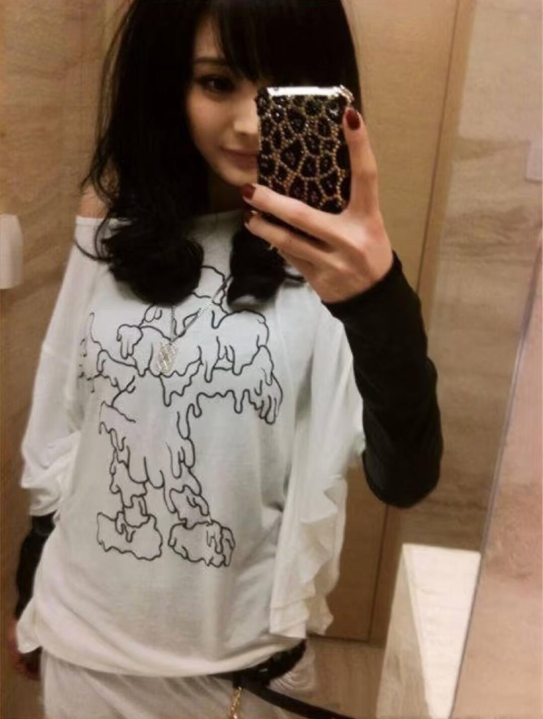 杨幂选手机壳的审美杨幂满钻手机壳杨幂选手机壳的审美和乌鸦差不多 几乎全是满钻 包