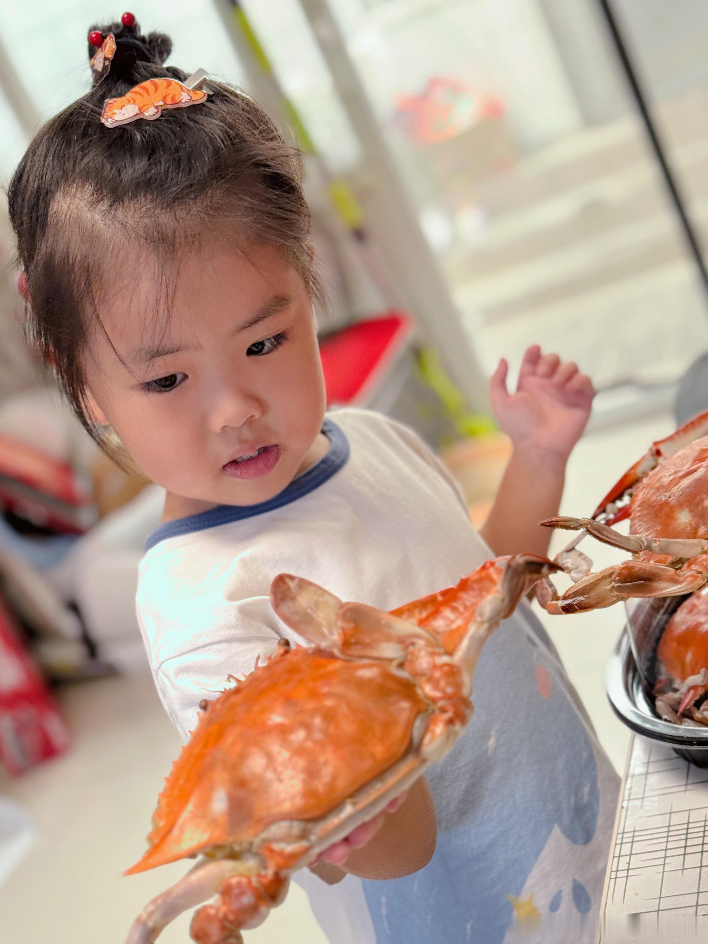 陈师傅买了一箱盘锦小河蟹一半蒸了吃 一半做了香辣蟹小孩儿姐想吃螃蟹腿里的肉肉可怜