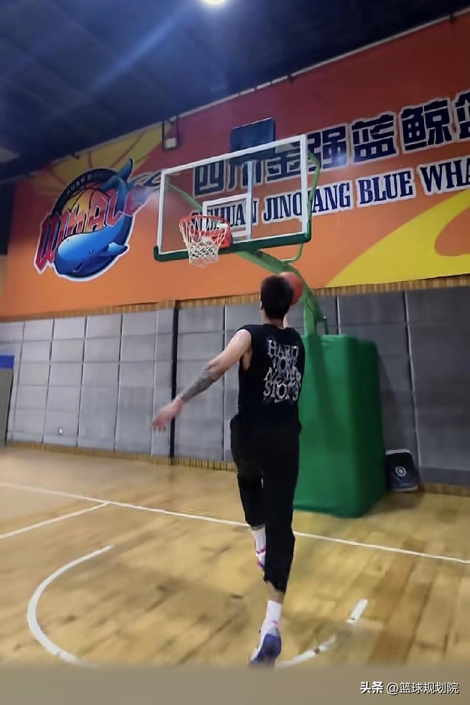 赵睿瘦这样了吗！更新社媒：“慢慢恢复，减减减”。

确实减了！能看出来，赵睿一直