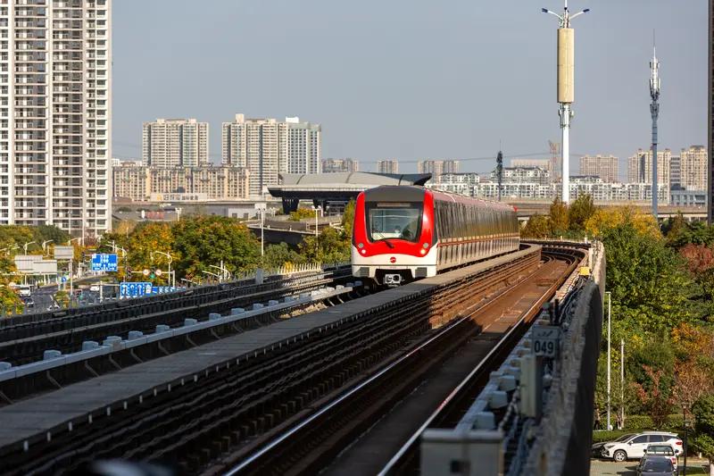 要说重庆哪条轻轨最重要，还真不好选，不过1号线和2号线都相当关键。
1号线是重庆