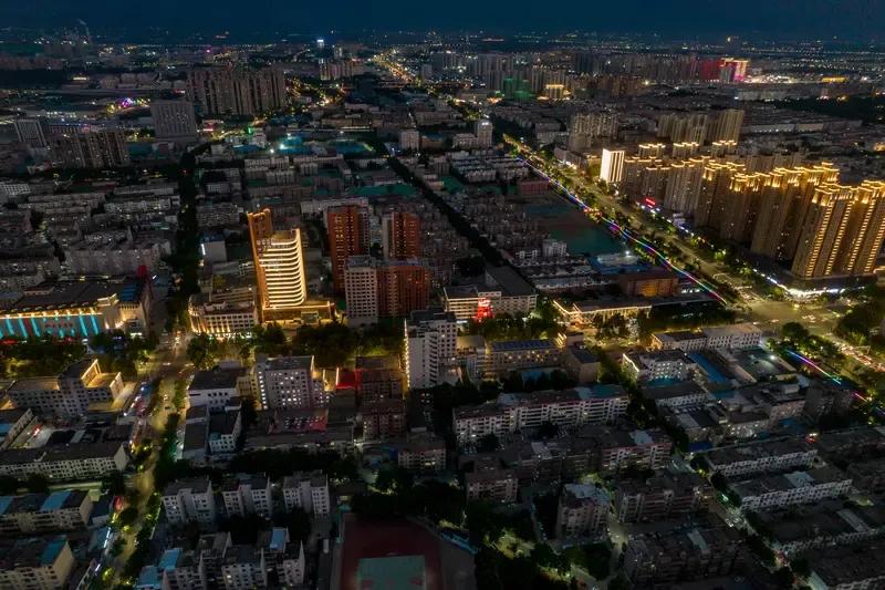 网红城市“过载”预警！淄博烧烤凉了？下一个被流量“反噬”的会是谁？
从“进淄赶烤
