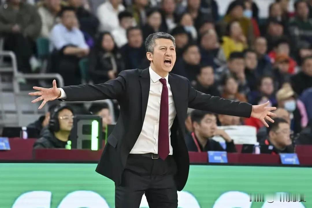 神奇的老叔，既能帮俱乐部赚钱，又能帮球队赢球，绝对是CBA最有价值的主教练！
当