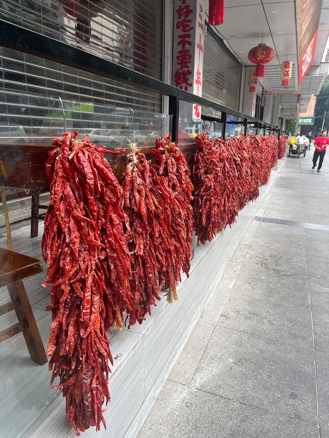 在四川火锅店，是这样装饰的，什么口味不用多说了吧[允悲]～生活手记  ​​​