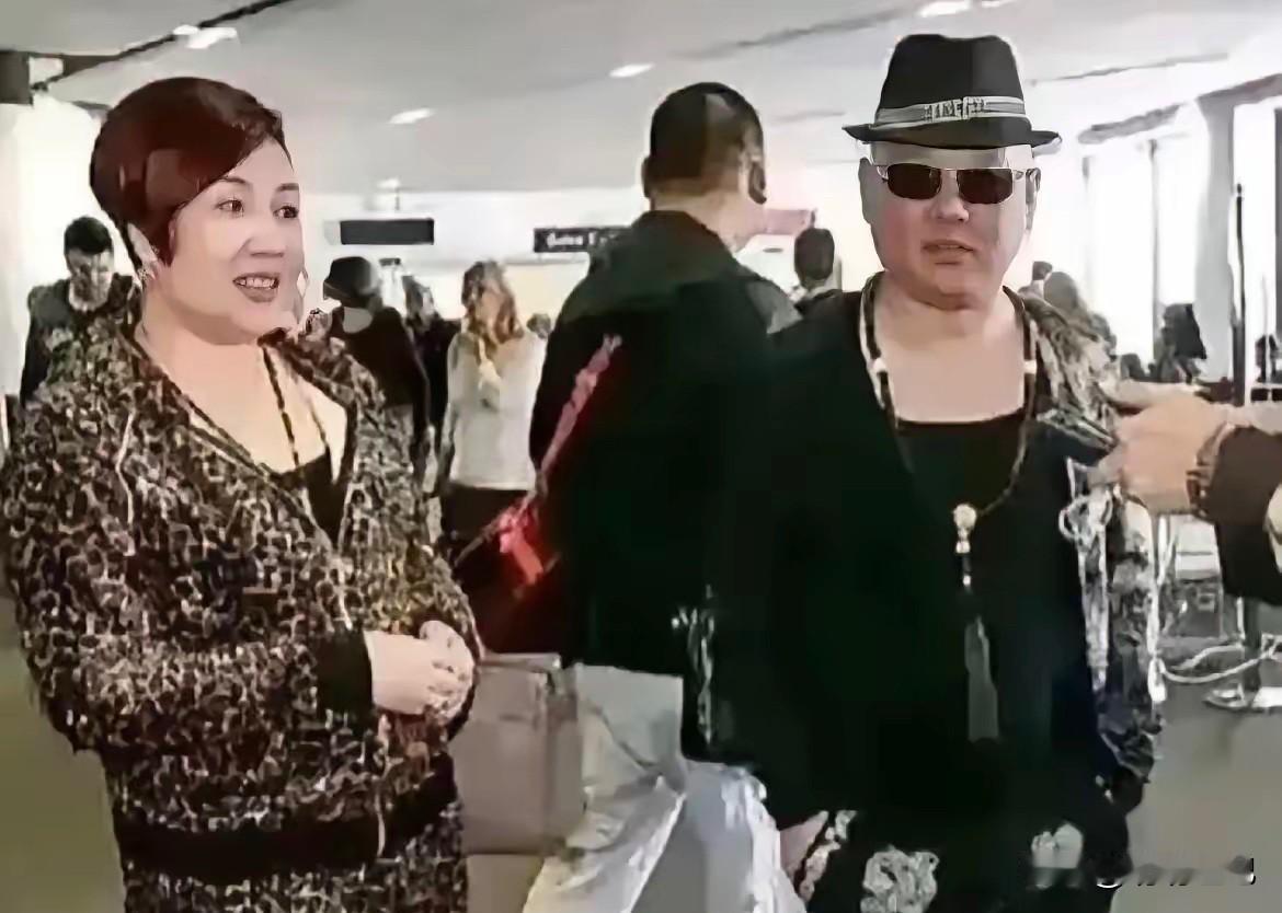 一件上衣3万块，一条裤子1.3万，脖子上挂着个超100万的帝王绿翡翠吊坠，手里拎