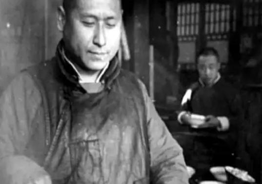 1949年，代号"608"的地下党，因唯一的交通员病逝，和党组织失联，这时，他想