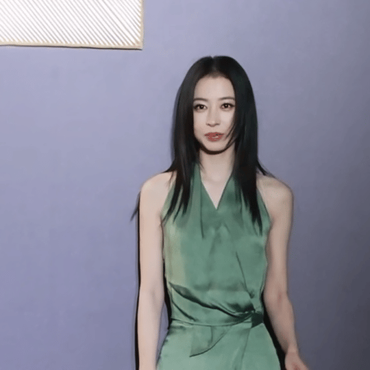 周雨彤挂脖绿裙 周雨彤T风格论坛活动生图 被的活动生图美到失语！一抹亮眼的薄荷绿