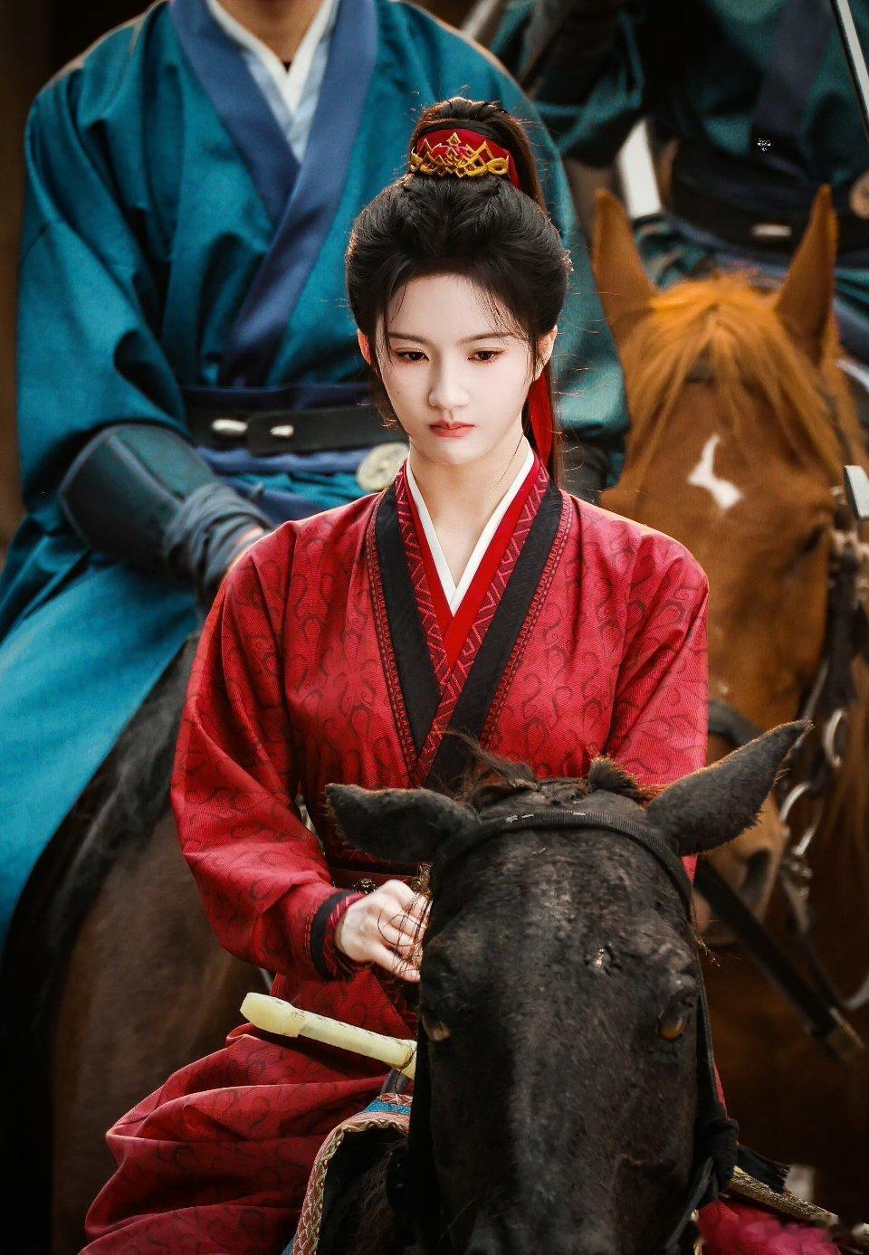 刘些宁 归良辰路透！高马尾红衣，又酷又飒