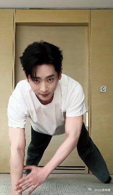 丞磊做了红温运动没红温丞磊做了红温运动没红温运动完依旧清爽帅气，状态稳稳在线，这