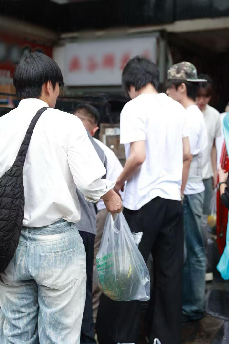 未出道男团买10余吨西瓜助农很难得的正能量！Museskids组合主动关注农产品