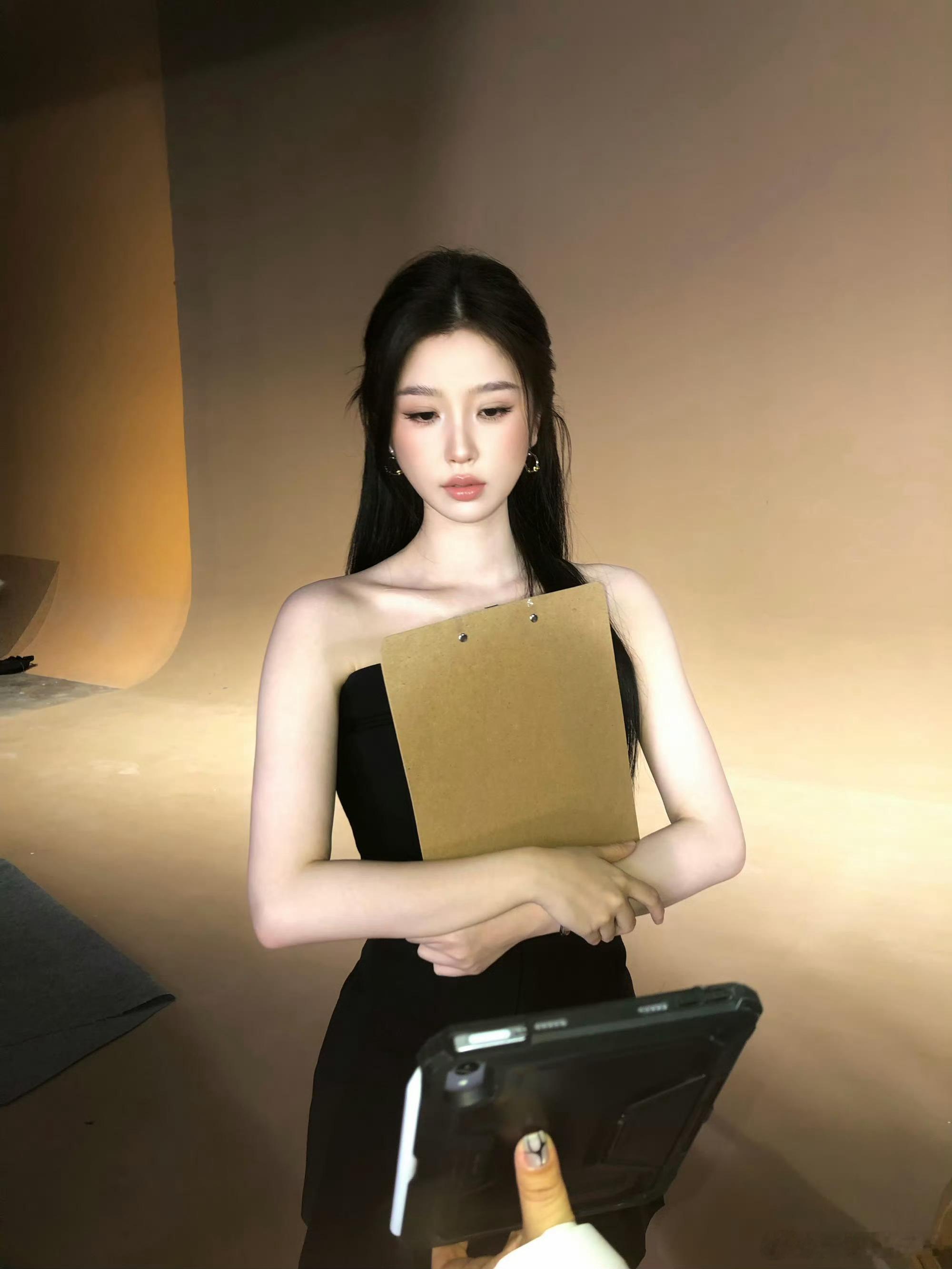 wok！虞书欣花絮照🈶好高级的摄影，好sexy啊 已经在流鼻血惹~ 