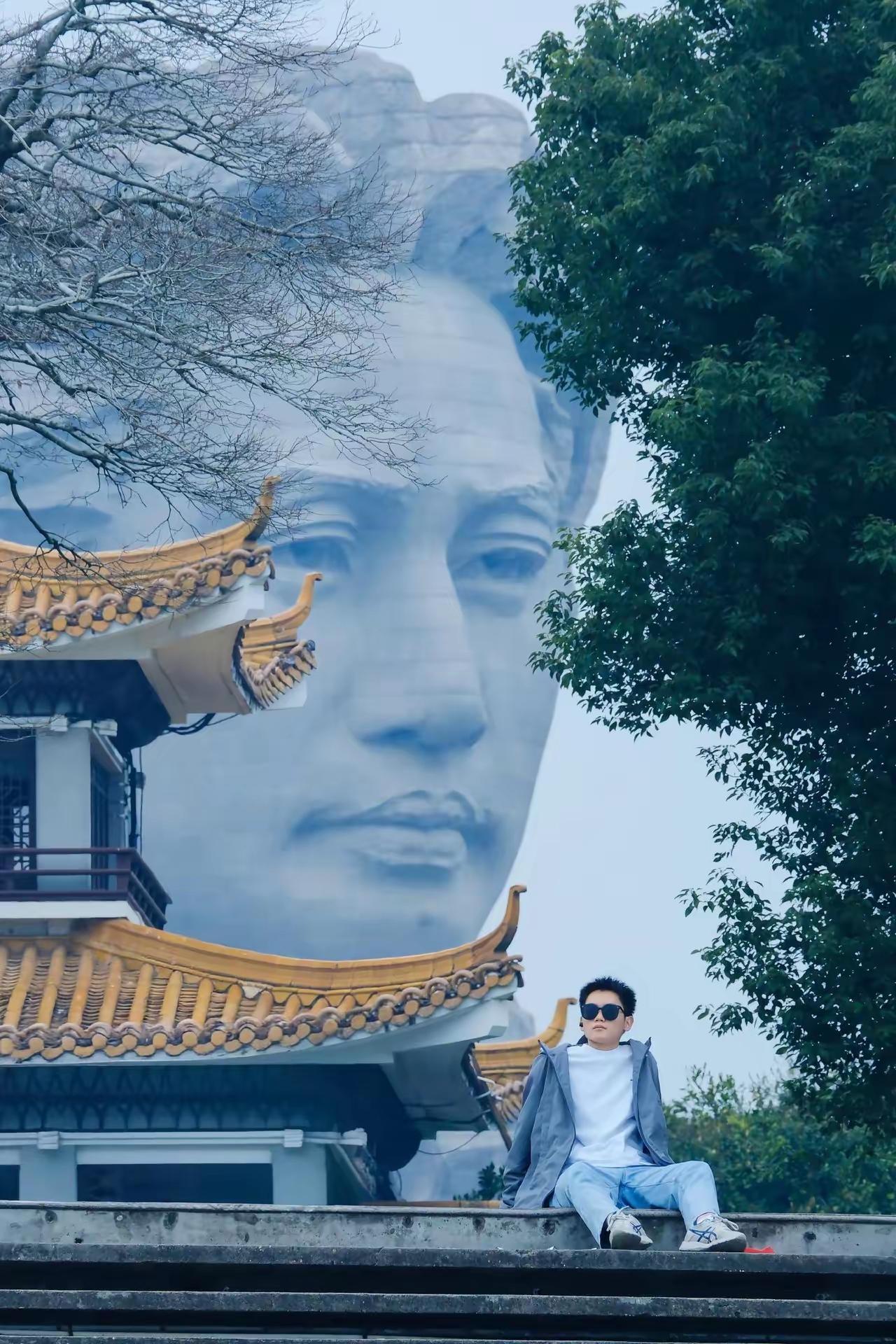 不知道，这个机位是在哪里？角度太绝了，第一眼见这照片，就被深深吸引。
这张照片的