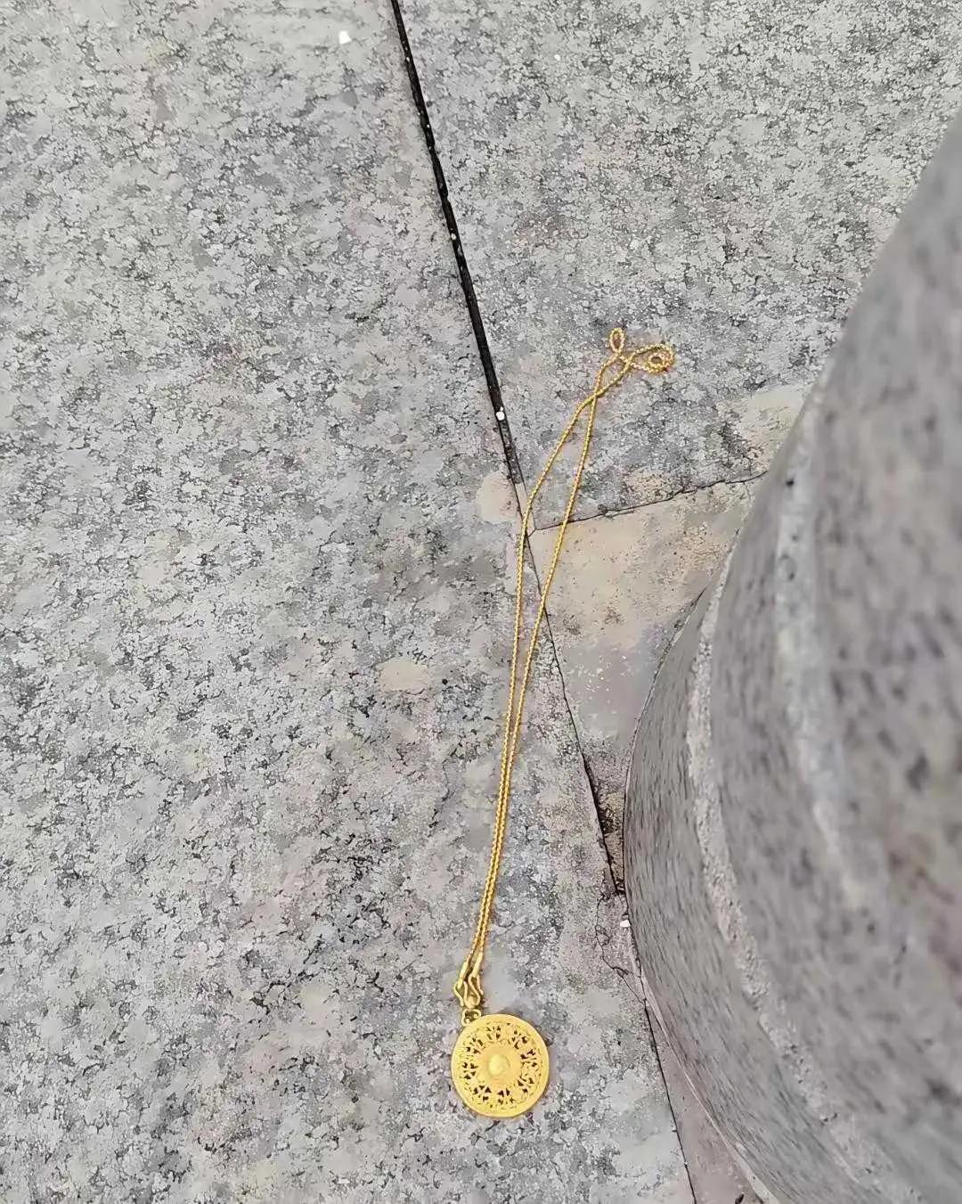 网友：早上下地铁看到的，该怎么办呢？