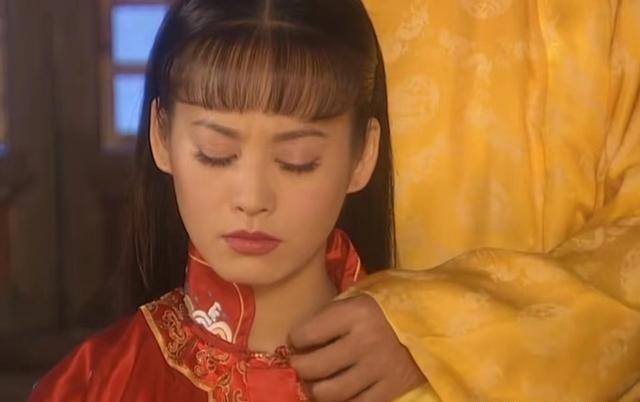 1626年，大玉儿13岁嫁给了自己的姑父，初经人事的她面色绯红，没想到皇太极突然