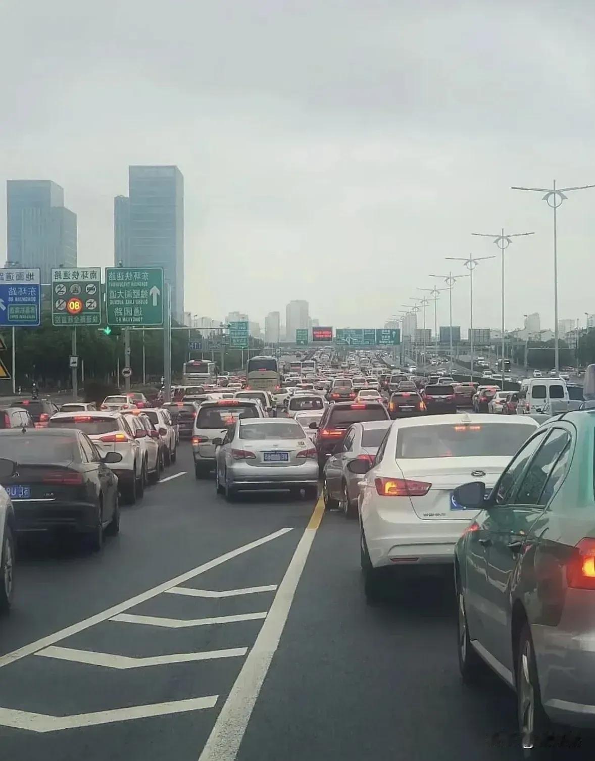 此次国庆出行，我开始对苏州车牌避而远之，太凶悍了，超速、插队、走应急车道、不打转