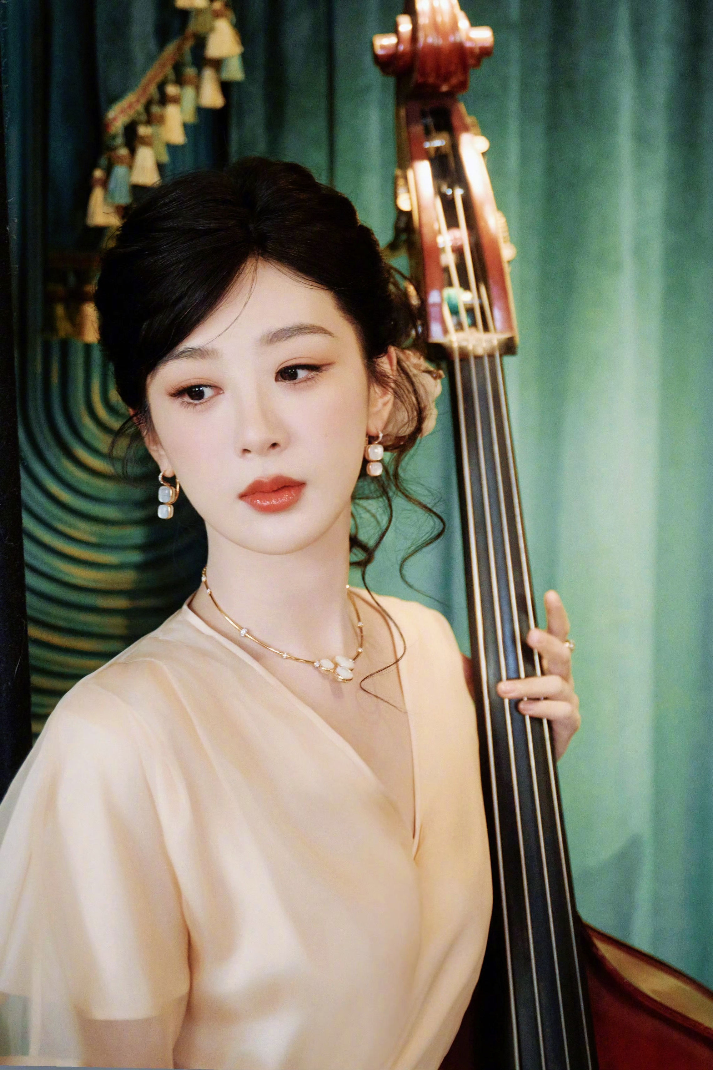 杨紫与大提琴，这画面太熟悉～一整个梦回《余生》林之校