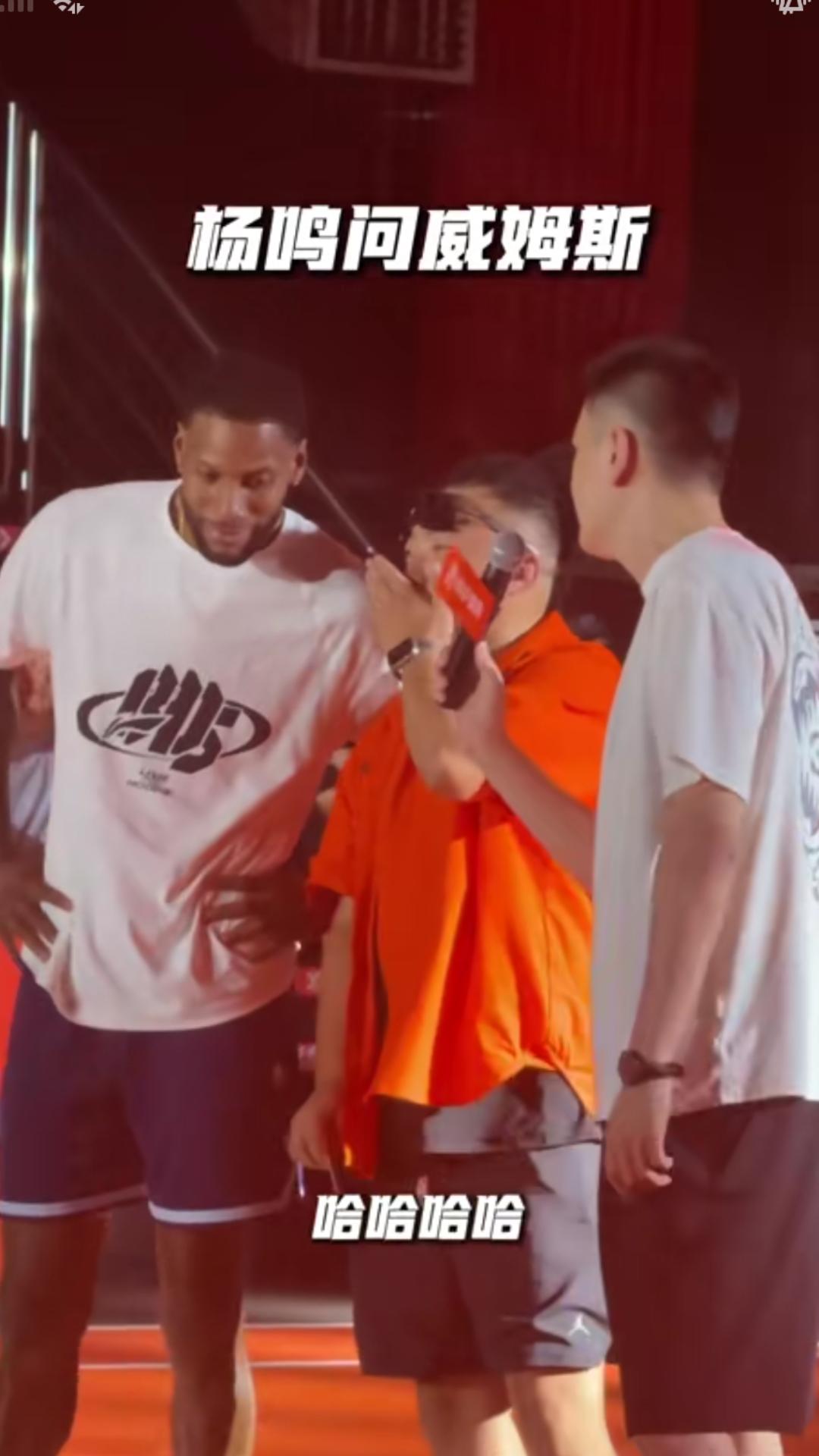 昨晚前辽篮主教练杨鸣，辽篮首冠功臣哈德森，前广东宏远男篮外援威姆斯共同出席〔铁打