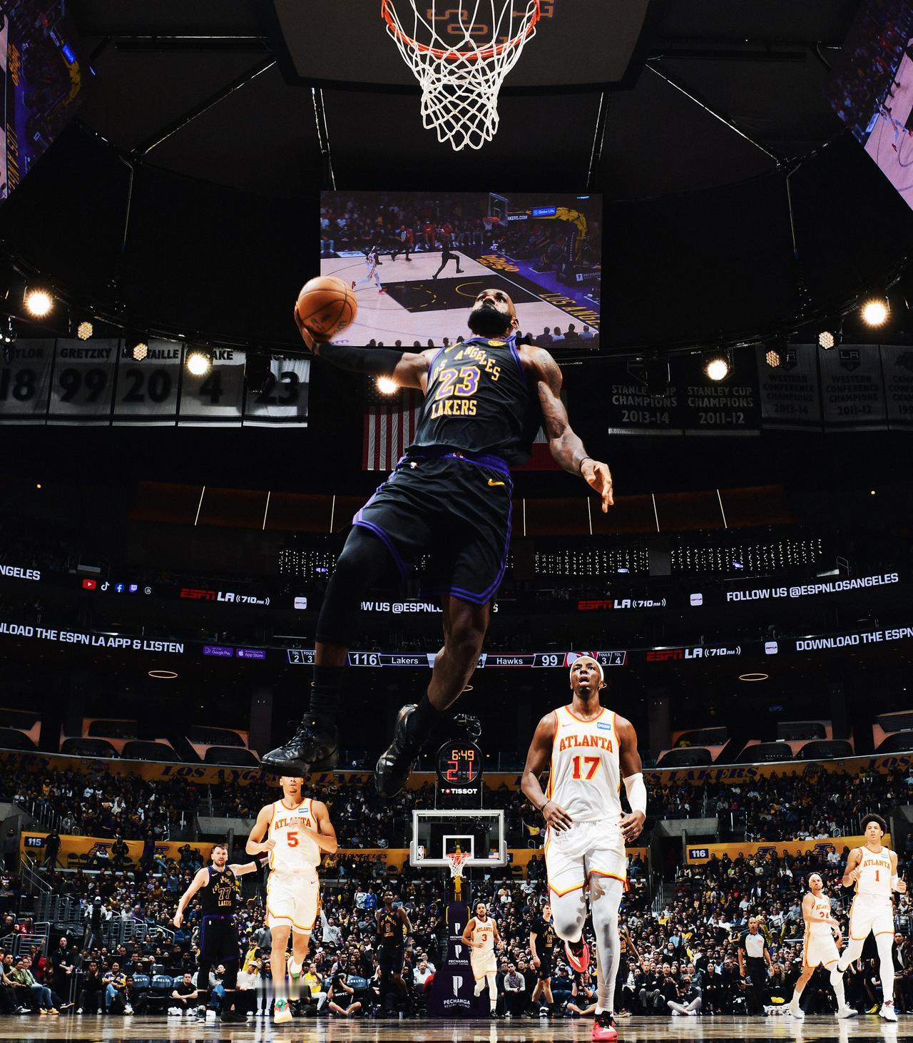 其实老詹落选首发主要有两点，一是今年不再按照前后场票选，而是属于老詹的一代球迷都