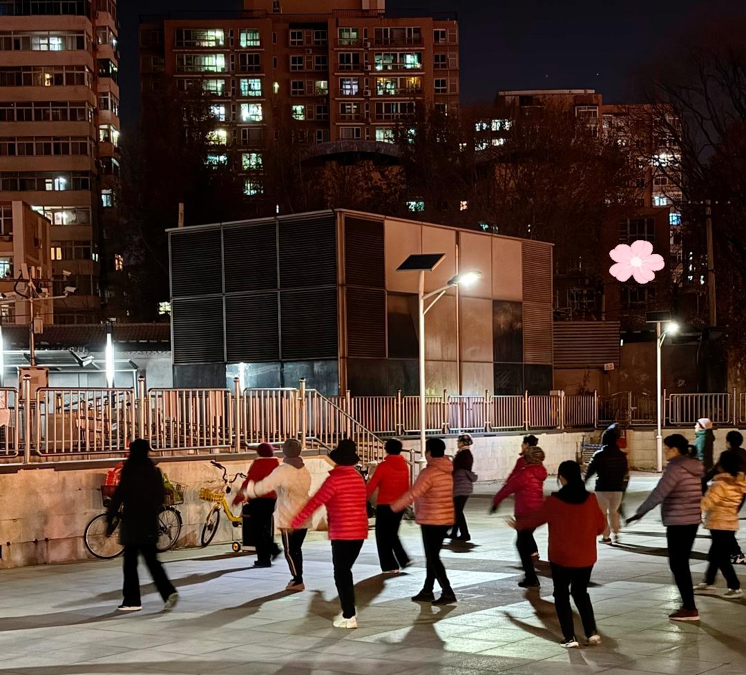 不用花钱、不用装备，跟着音乐就能放松身心，还能获得归属感与存在感。对他们而言，这
