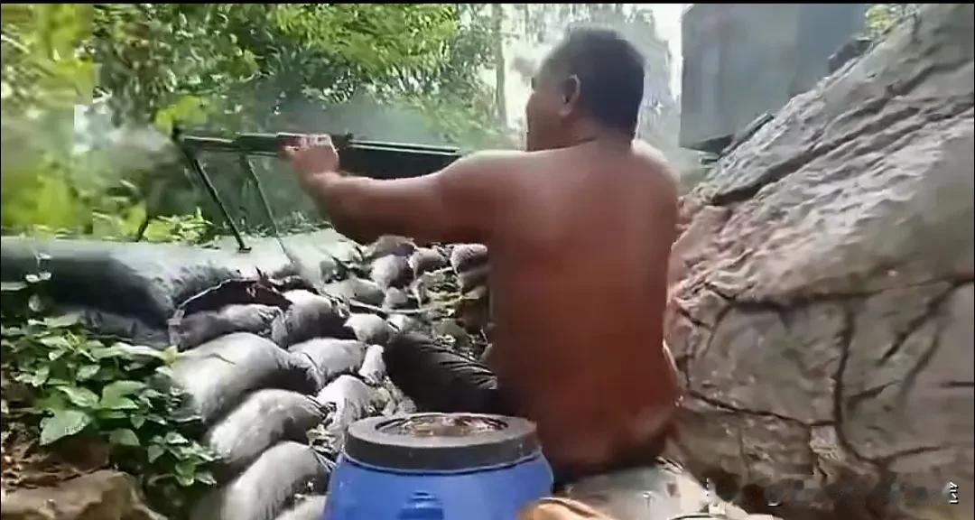 泰士兵赤膊开枪回击柬军！联合国紧急介入，网友：这波操作太硬核！
 
最近东南亚火