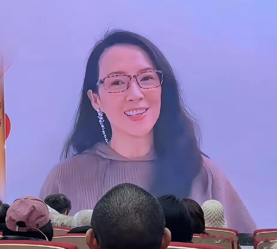 看来汪峰的口味还是一如既往，非常有延续性。
你看章子怡素颜的样子和森林北是不是很