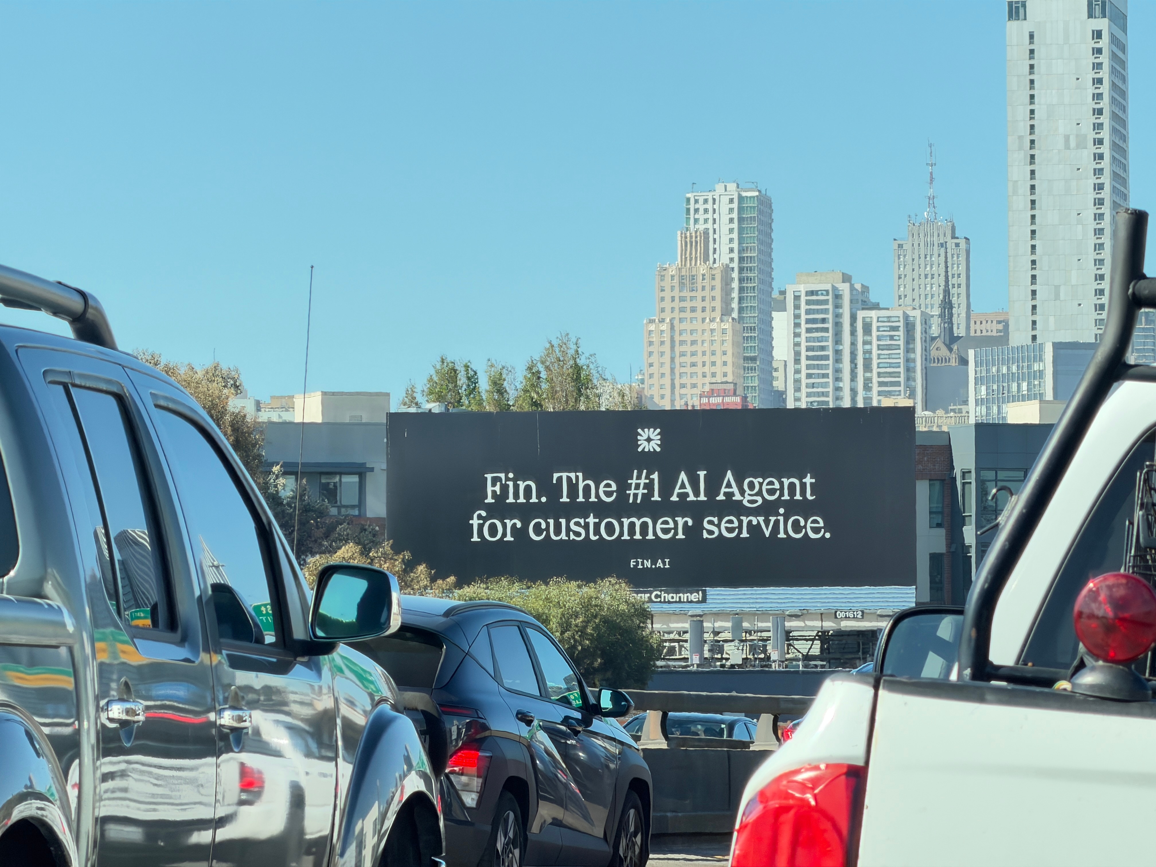 在旧金山的街头，随处可见创业公司的 AI 广告，我随手拍了下，在这里连空气里都有