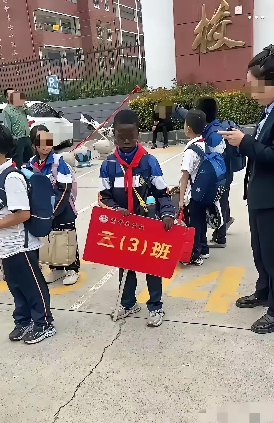 国籍法真该细化调整了！别再让"一方中国籍就给娃国籍"的老规矩模糊边界了。
​​现