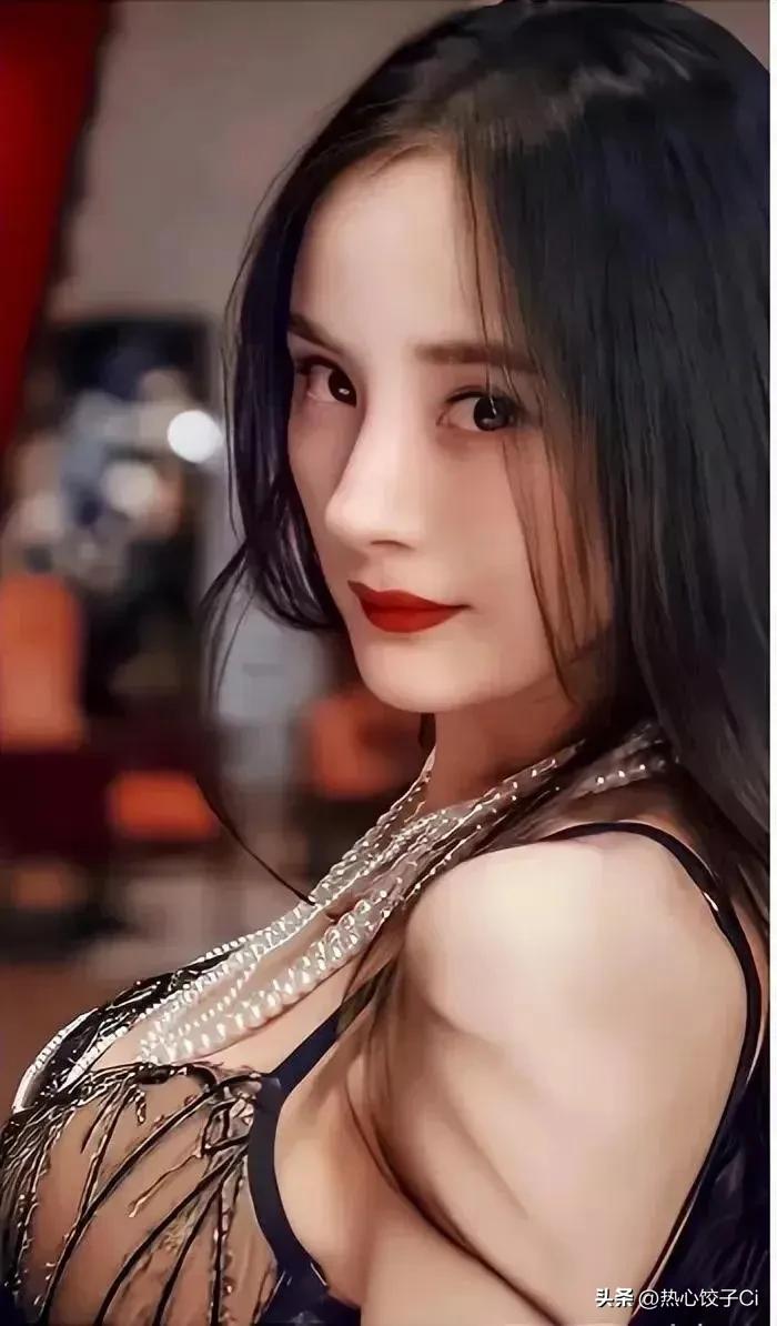 演员杨幂、刘恺威于2014年在巴厘岛举行的结婚仪式，生了孩子后，他俩离婚。她把女