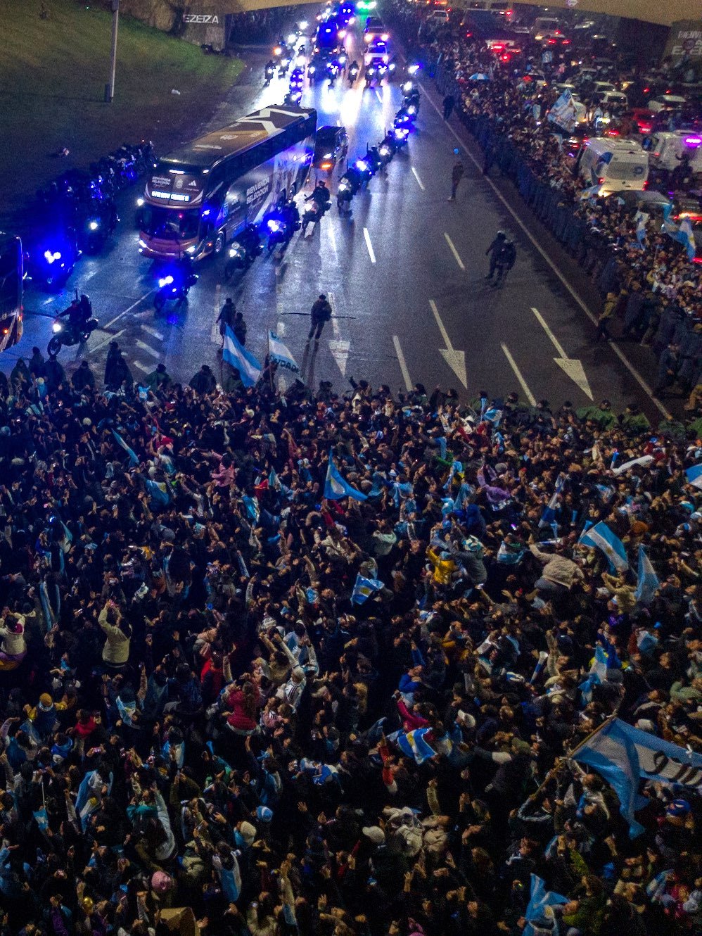 大家都辛苦了，永远爱你们❤️🇦🇷👏阿根廷球迷俱乐部阿根廷乘机回国获球迷冒雨