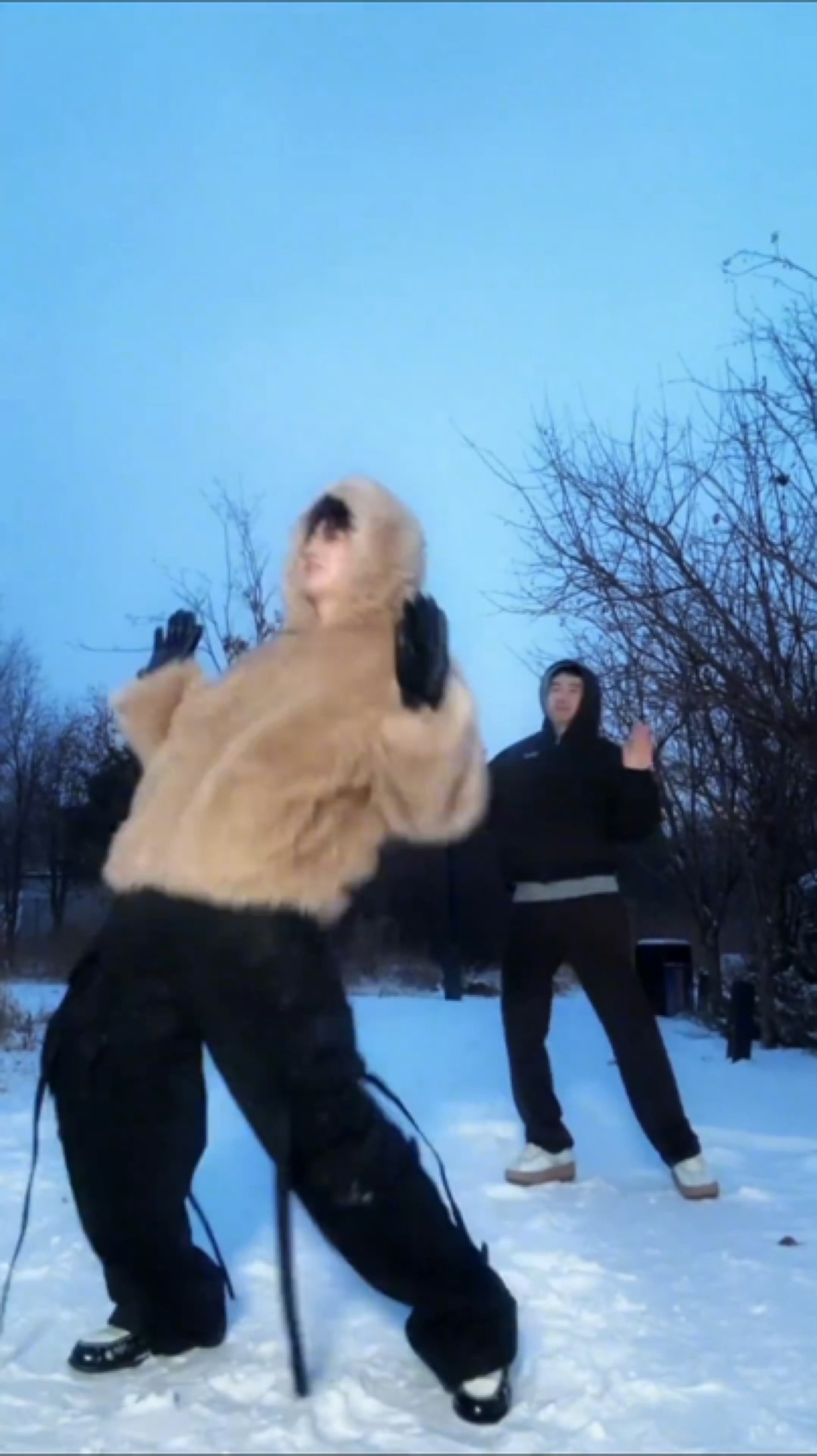 白敬亭抖更新，最抽象的一版Chanel舞 白敬亭一屁股把发小顶飞了