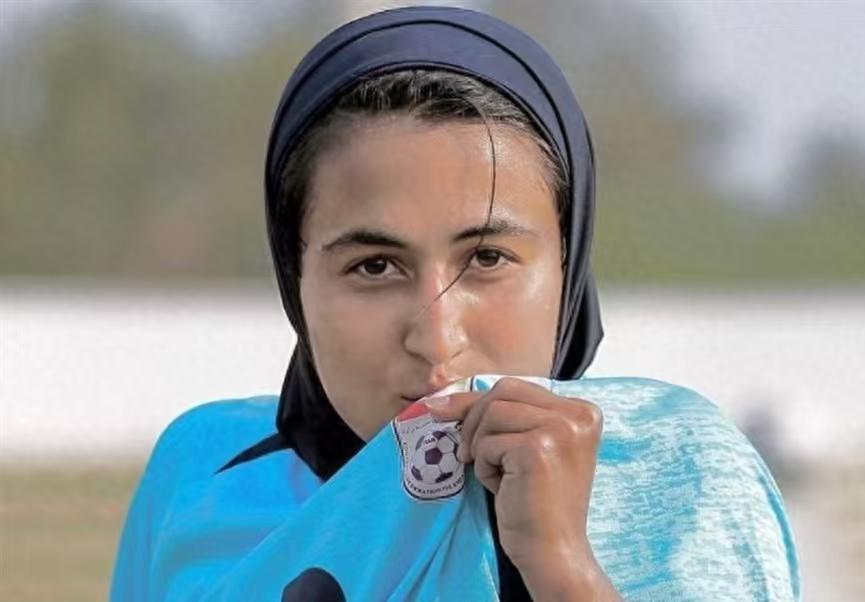 真相来了，不是伊朗女足不想回来，而是澳方给的东西太多。回国的伊朗女足球员爆料说：