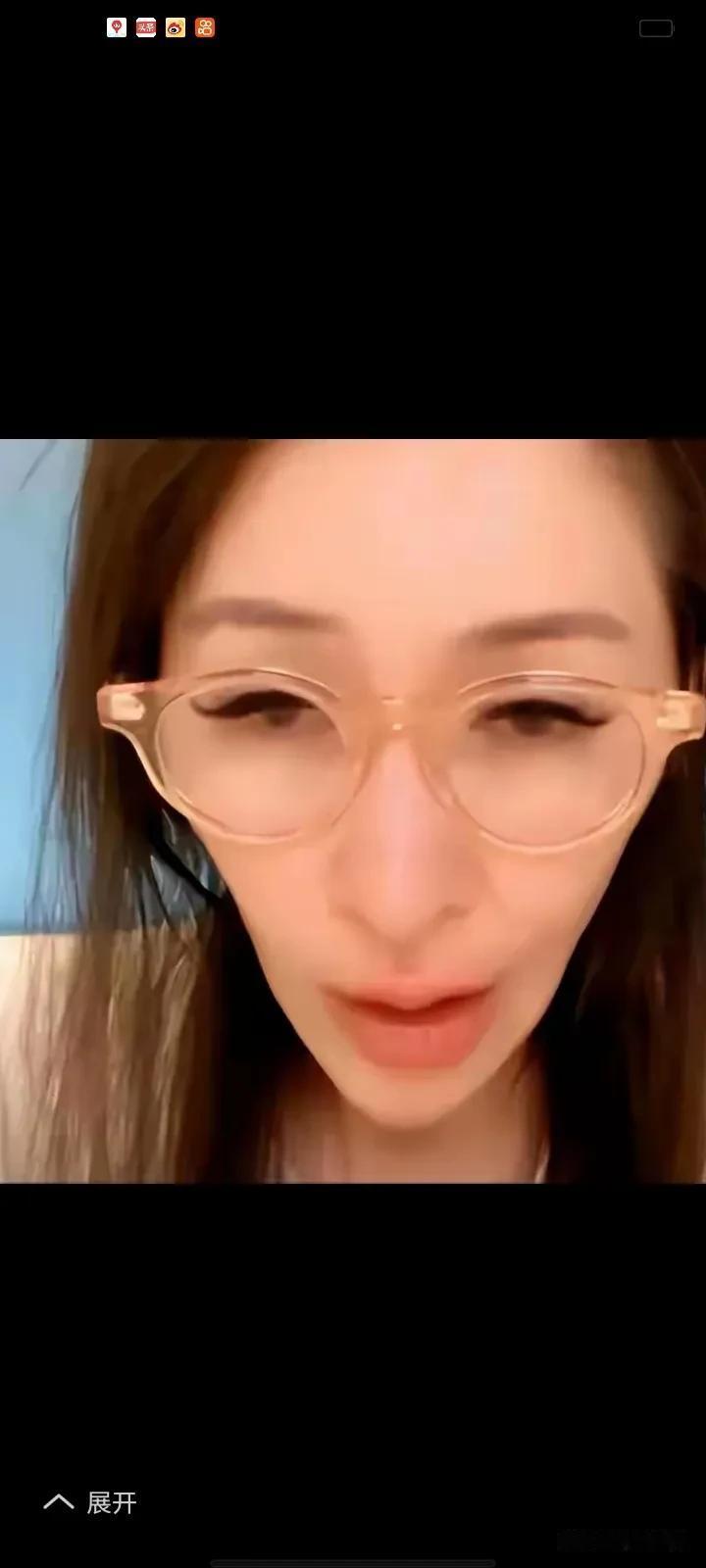 近期网络有言论称45岁萧亚轩有17任男友、“纵欲过度”，如今骨瘦如柴脸部凹陷。从