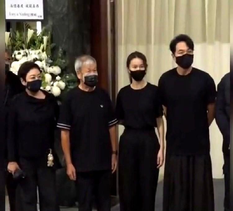 许绍雄灵堂外闪光灯一阵接一阵，古天乐刚摘下墨镜就被摄影师点名“请看这边”，半秒不