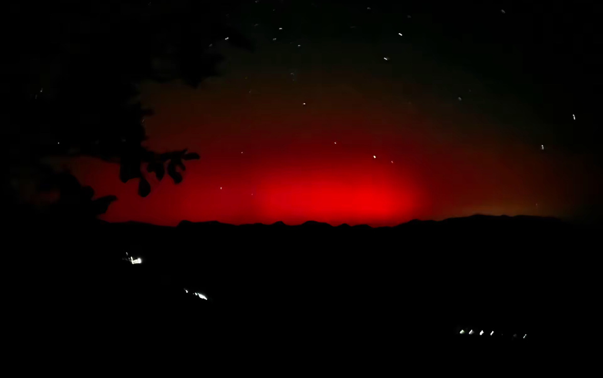 怎么我一走，北京北部都出现极光了？！东北是不是也有机会看到…所以有没有北京的朋友