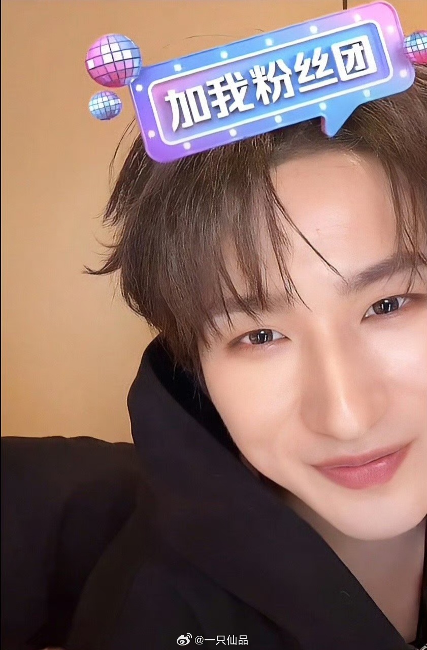 李宏毅今日直播状态好好啊，又一次被惊艳到松弛又自信，他一笑起来，我整个心都要化了