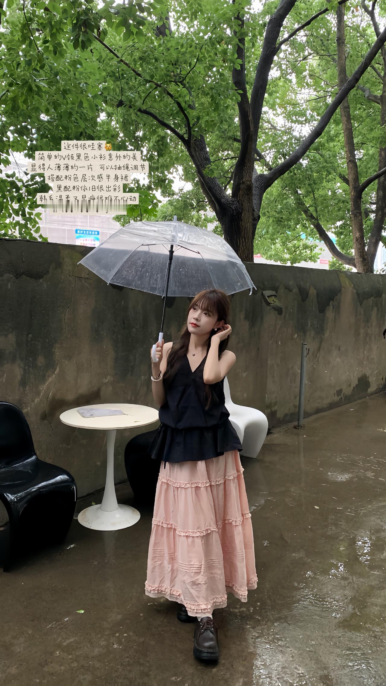 又一年雨季🌧️
韩系穿搭 雨天拍照 这件很哇塞 
粉黑搭配真的很温柔耐看
很喜