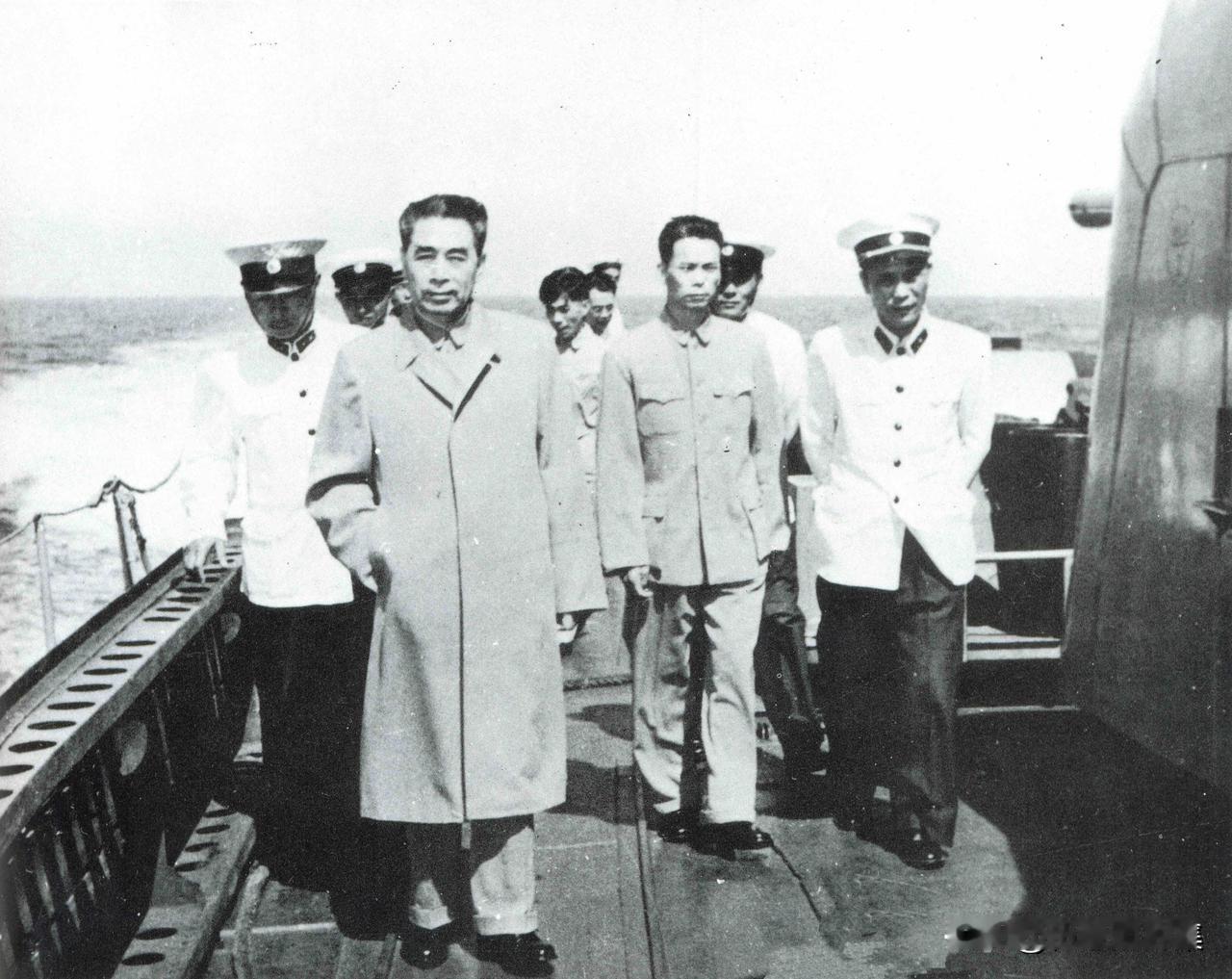 【开国功臣图片故事193】
1962年6月4日，周恩来总理在陪同柬埔寨王国政府代