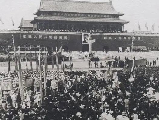 中国革命能成功，绝对不是毛主席一个人的功劳，是千千万万先烈和英雄一起拼出来的，这