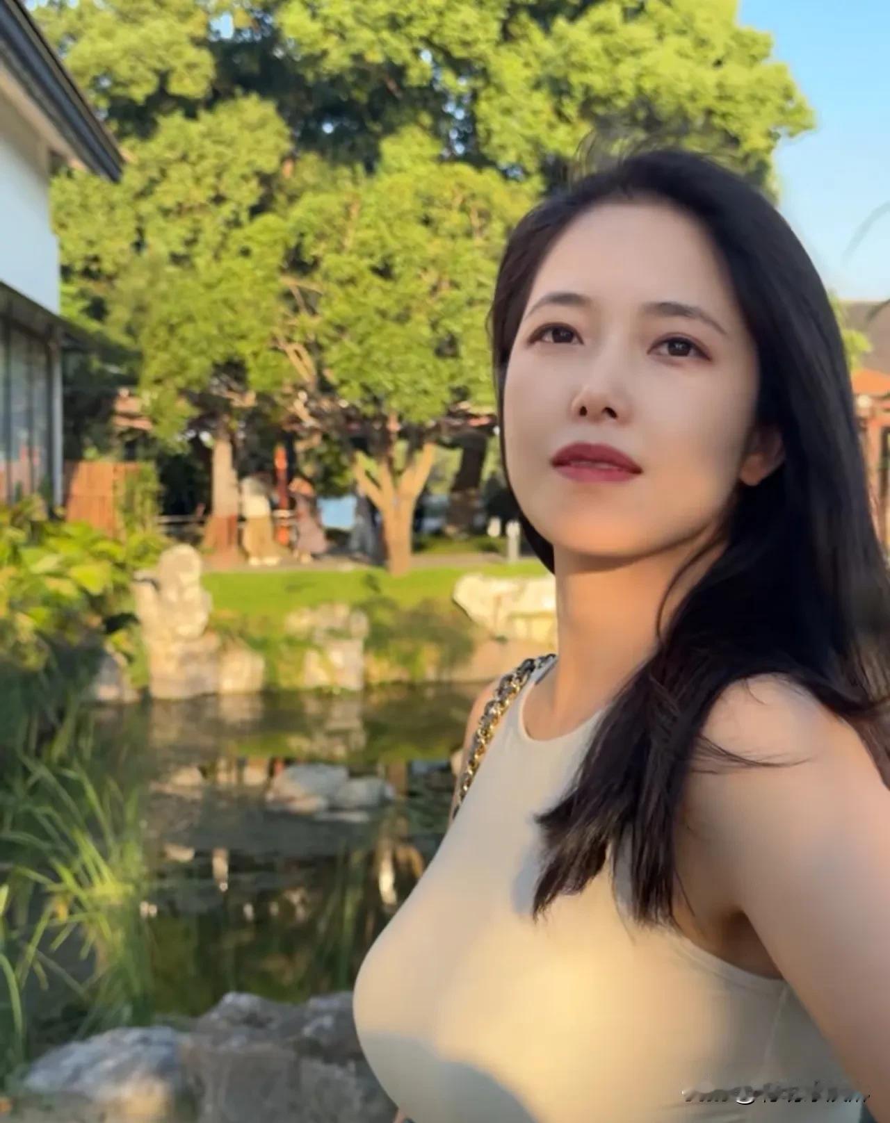 成熟美，是岁月赠予的优雅从容  
举手投足间，尽显自信底蕴  
不张扬，自有光芒