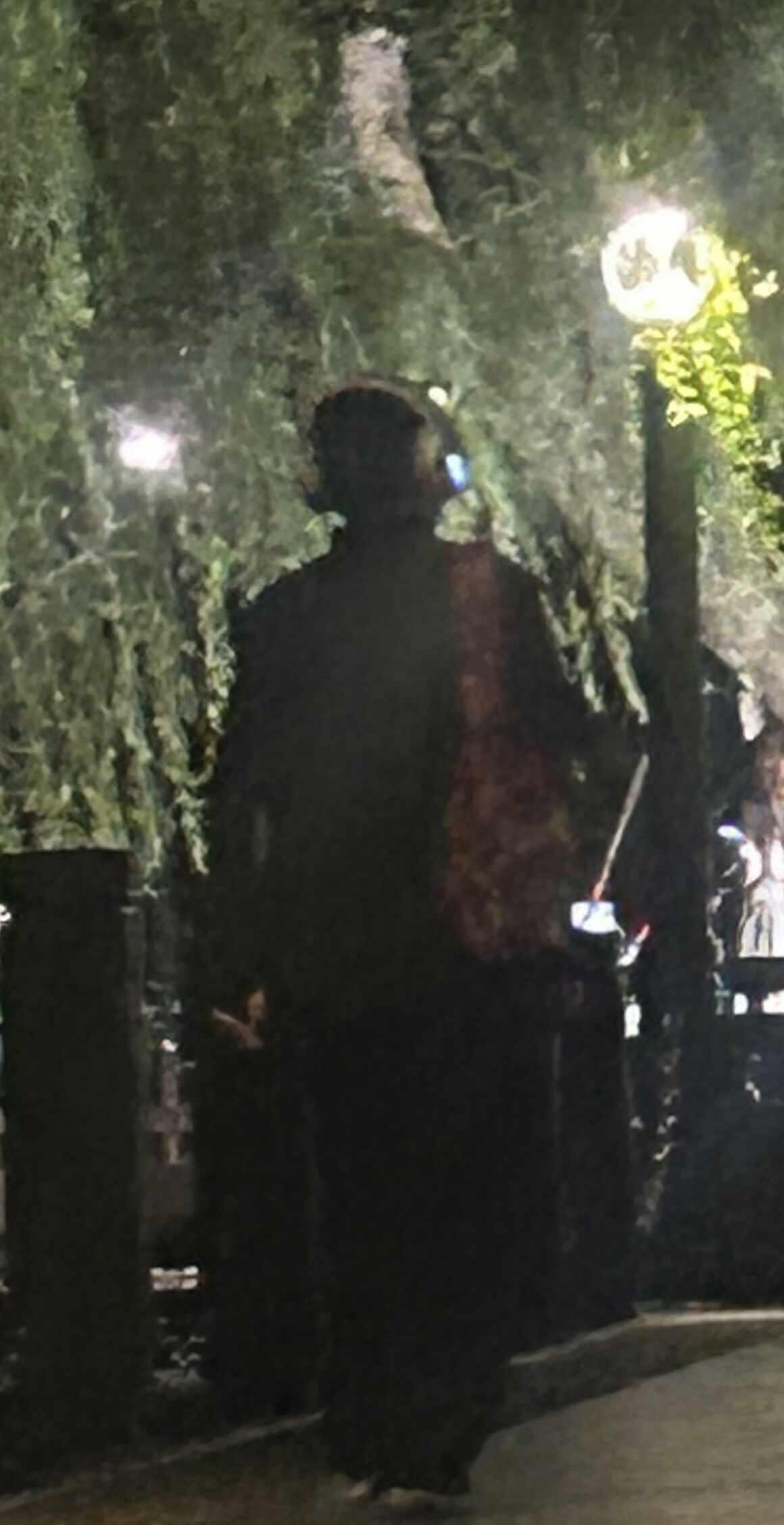 这是男明星嘛？
我摆卡牌的时候看见一个身影，戴了耳机口罩背了红色书包穿着好像是长